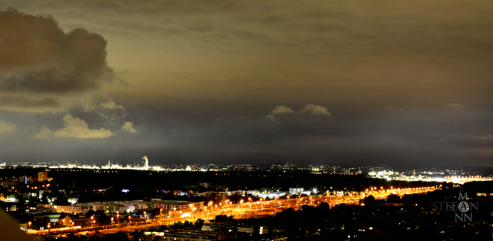 Nachstück 1. Kölner Südwesten bei Nacht vom Unicenter aus gesehen. Lichter des Bhf. Eifeltor und der Industrie am Rand der Ville.